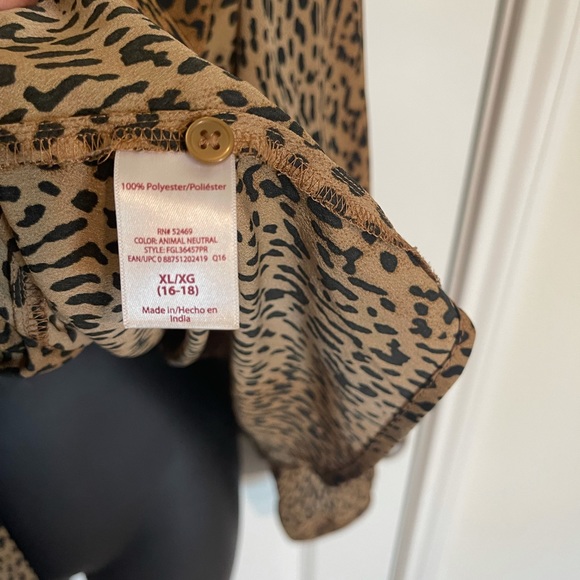 Long sleeved animal print button up blouse - Picture 4 of 4